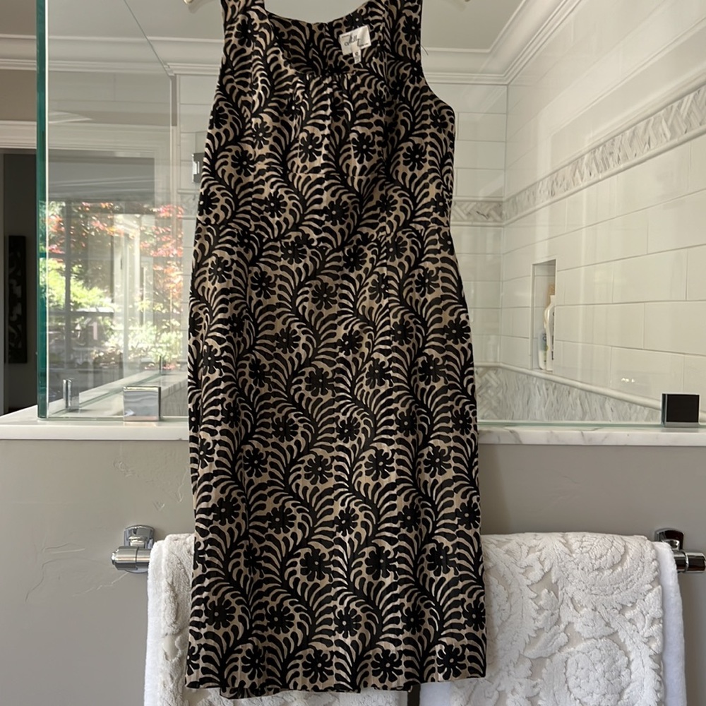 Lightweight fun swirl pattern cotton-silk scooped neck fitted ( not tight) dress